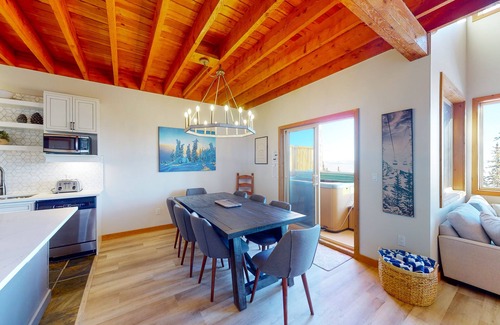 Big White Ski Resort Condo | Ski-in/ski-out condo with amazing views, hot tub, fast WiFi & gas fireplace