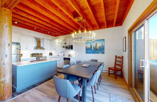 Big White Ski Resort Condo | Ski-in/ski-out condo with amazing views, hot tub, fast WiFi & gas fireplace