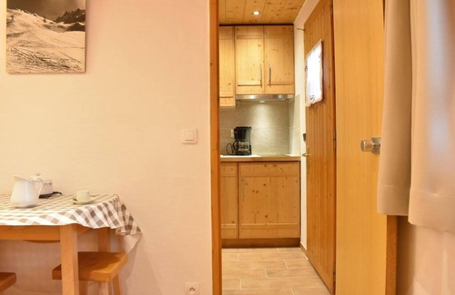 Meribel Centre Apartment | Ski-in/ski-out & foot of the slopes, 1st floor, ski locker, 16m², Méribel
