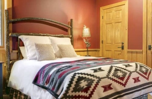 Boyne Falls Cabin | Ski-In, Ski-Out 4 Bedroom Mountain Cabin at Boyne Mountain Resort w/Hot Tub