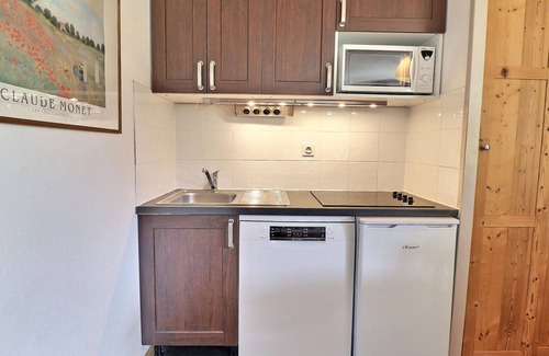 La Perriere Apartment | Ski-in/Ski-out Apartment in La Tania - Sleeps 4, 31m², Balcony, Convenient Location