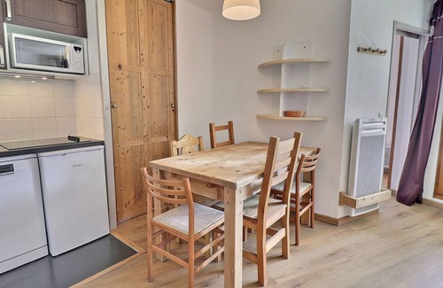 La Perriere Apartment | Ski-in/Ski-out Apartment in La Tania - Sleeps 4, 31m², Balcony, Convenient Location