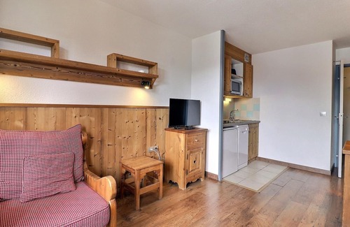La Perriere Apartment | Ski-In/Ski-Out Apartment in La Tania - Sleeps 4, 31m², Balcony, Ideal Location