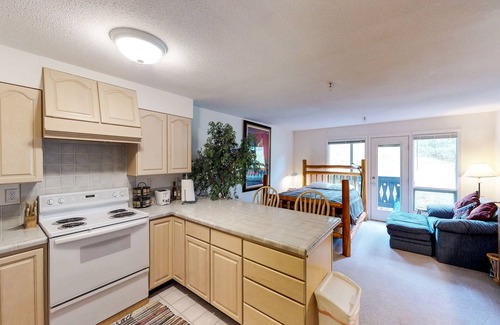 Alyeska Apartment | Ski-in/ski-out condo with amazing mountain views - near shopping & dining