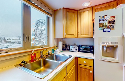 Ludlow Condo | Ski-in/ski-out condo with pool, hot tub, sauna, mountain view, deck, & fireplace