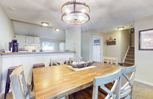 Ludlow Condo | Ski-in/ski-out condo with pool, tennis courts, & grill
