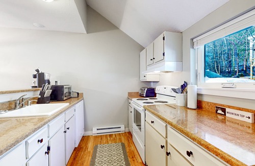 Ludlow Condo | Ski-in/ski-out condo with pool, tennis courts, & grill