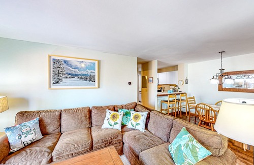 West Dover Condo | Ski-in/ski-out condo with deck, wood-burning fireplace, & community amenities