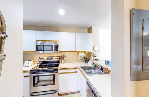 West Dover Condo | Ski-in/ski-out condo with deck, wood-burning fireplace, & community amenities