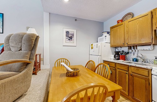 Sunday River Area Condo | Ski-in/ski-out condo with shared pool & hot tub - steps away from ski lift