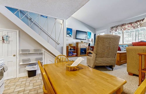 Sunday River Area Condo | Ski-in/ski-out condo with shared pool & hot tub - steps away from ski lift