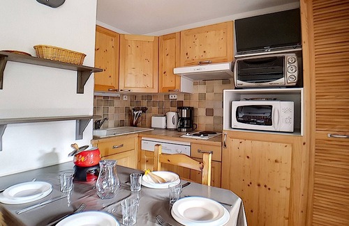 Les Bruyeres Apartment | Ski-in/Ski-out Cozy Apartment with West-Facing Balcony and Modern Amenities