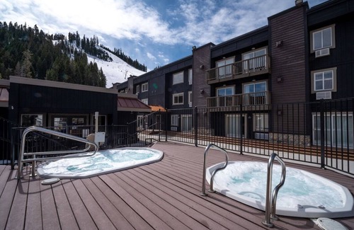 Olympic Valley Condo | Ski In/Ski Out! Enjoy the amazing powder Palisades is receiving this season!