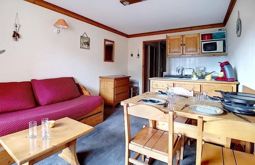 Les Bruyeres Apartment | Ski-in/ski-out & foot of the slopes, 7th floor, balcony, tv, ski locker, 30m², Les Menuires