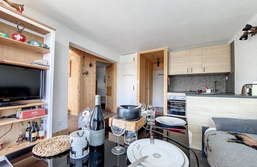 Les Menuires Apartment | Ski-in/ski-out & foot of the slopes, 7th floor, balcony, tv, 36m², Les Menuires