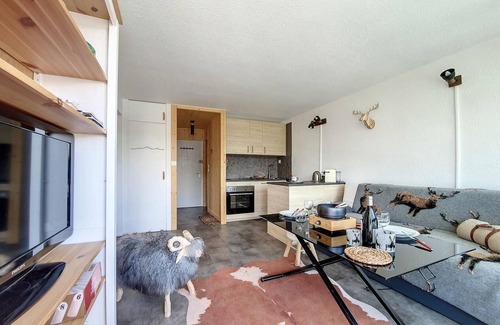 Les Menuires Apartment | Ski-in/ski-out & foot of the slopes, 7th floor, balcony, tv, 36m², Les Menuires