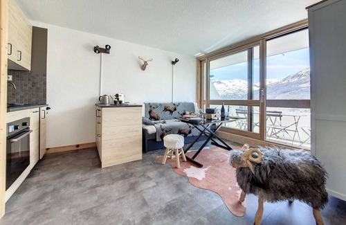 Les Menuires Apartment | Ski-in/ski-out & foot of the slopes, 7th floor, balcony, tv, 36m², Les Menuires