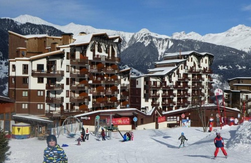 La Perriere Apartment | Ski-in/ski-out & foot of the slopes, 2nd floor, balcony, tv, ski locker, 51m², La Tania