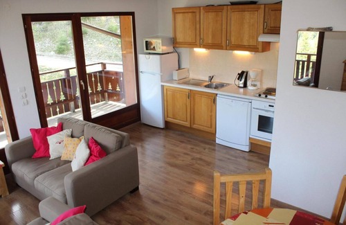 Le Devoluy Apartment | Ski-in/ski-out & foot of the slopes, 3rd floor, view mountain, tv, 50m², La Joue du Loup