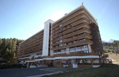 Plagne Centre Apartment | Ski-in/ski-out & foot of the slopes, 8th floor, view mountain, balcony, tv, ski locker, 16m²