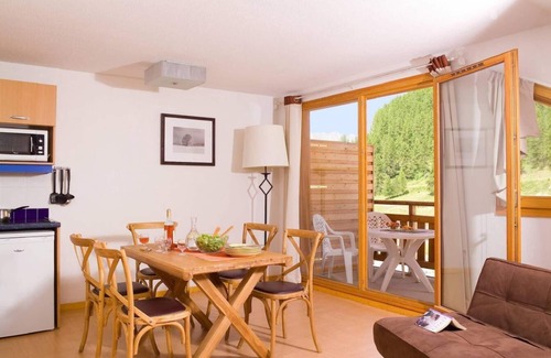 Les Orres Apartment | Ski-in/ski-out & foot of the slopes, swimming pool, balcony, 60-70m², Les Orres