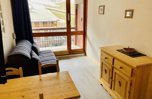 Arc-2000 Apartment | Ski-in/ski-out & foot of the slopes, 4th floor, view ski slopes, balcony, tv, 22m², Les Arcs