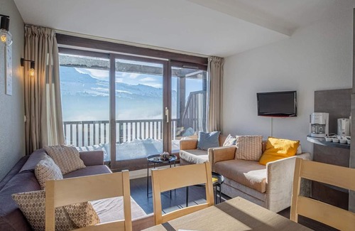 Flaine Apartment | Ski-in/ski-out & foot of the slopes, fitness, swimming pool, sauna, balcony, tv, ski locker, 42-44m²