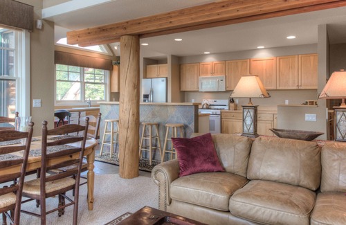 Saddle Ridge House | Ski-in/ski-out home w/private hot tub in Moonlight Basin - Saddle Ridge - Snow Den Chalet