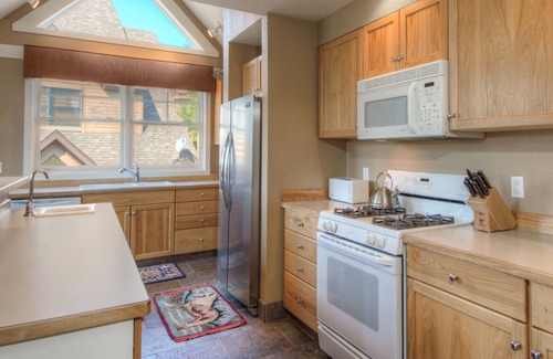 Saddle Ridge House | Ski-in/ski-out home w/private hot tub in Moonlight Basin - Saddle Ridge - Snow Den Chalet