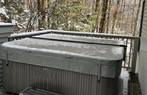 Ludlow Condo | Ski-in/Ski-out Ledgewood condo - 4 BR across 3 floors!