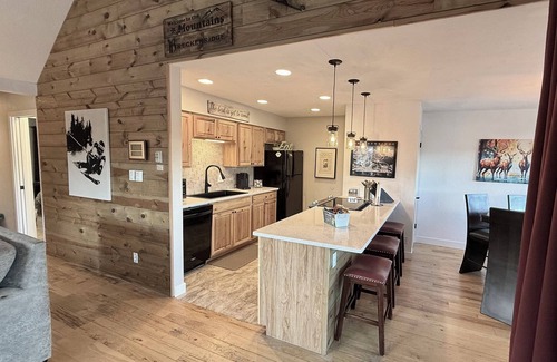 Historic District Condo | Ski-in.Top Floor Condo with amazing Views.Walk to Town/Lifts.Hot Tubs