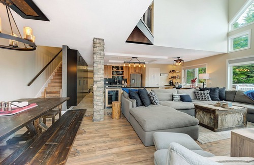 Big White Ski Resort House | Ski To/From, 5 Bedroom, Hot Tub, Walk to Village Chalet.