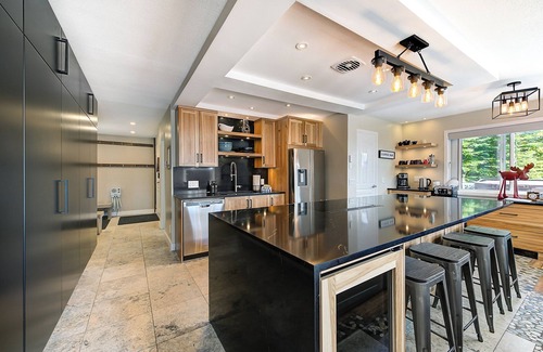 Big White Ski Resort House | Ski To/From, 5 Bedroom, Hot Tub, Walk to Village Chalet.