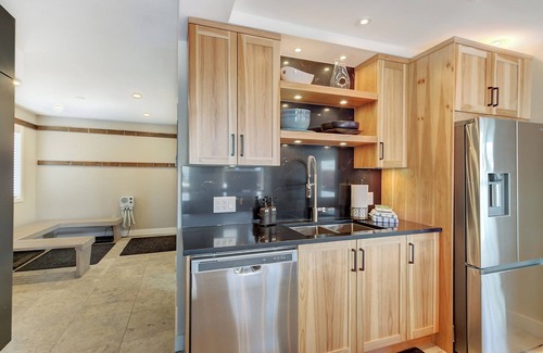 Big White Ski Resort House | Ski To/From, 5 Bedroom, Hot Tub, Walk to Village Chalet.