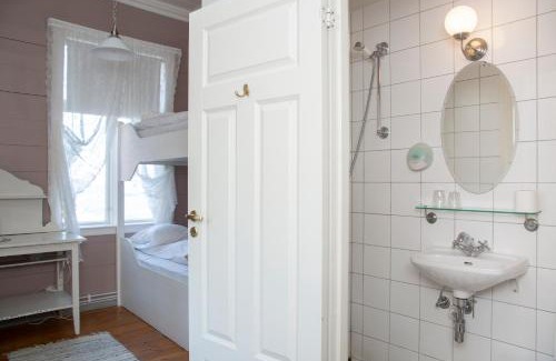 Gulen Municipality Hotel | Skjerjehamn