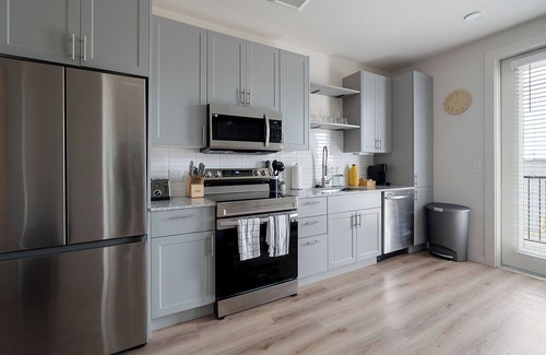Dallas Apartment | Sky-High Comfort 1BR | Gym| Pool | Pet Friendly