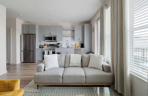 Dallas Apartment | Sky-High Comfort 1BR | Gym| Pool | Pet Friendly
