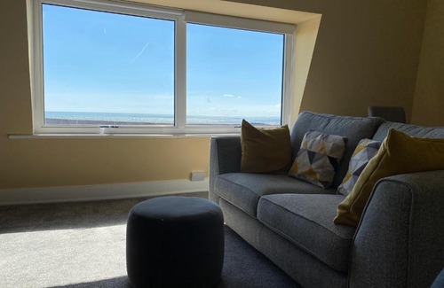 Deal Apartment | Sky Lounge - Beachfront top floor apartment with stunning veiws