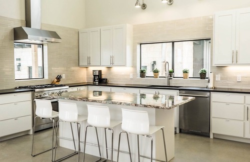 New Braunfels House | SKYHOUSE Guadalupe: Cliffside Pool Above the River