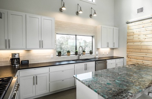 New Braunfels House | SKYHOUSE Guadalupe: Cliffside Pool Above the River