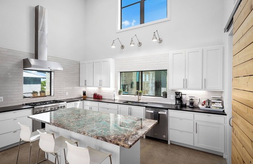 New Braunfels House | SKYHOUSE Guadalupe: Cliffside Pool Above the River