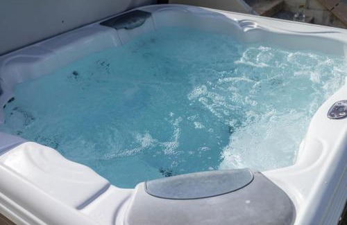 Winnard's Perch House | Skylark sleeps 8 private Hot Tub & Dogs welcome Nr Padstow, Resort Pool Bar & Watersports