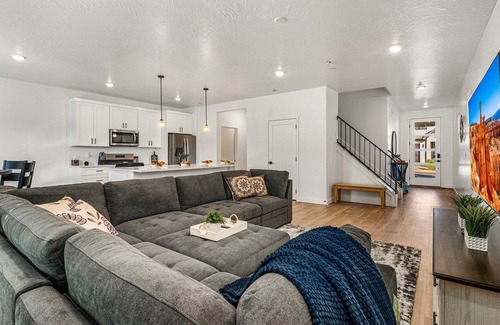 St. George House | Skyline 1645|Fire pit, Paddle boards, EV Charger, Community Amenities!