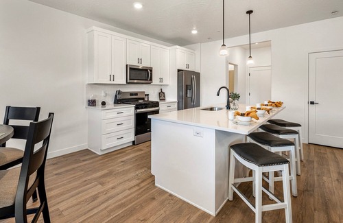 St. George House | Skyline 1645|Fire pit, Paddle boards, EV Charger, Community Amenities!