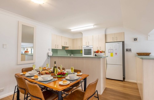 Nelson Bay Apartment | Skyline, 4,12 Thurlow Avenue - Unit with stunning views, air conditioning and Wi-Fi