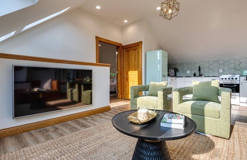Lockerbie Square Apartment | Skyline View Condo, Best downtown spot, Park FREE!