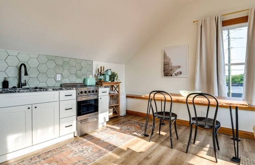 Lockerbie Square Apartment | Skyline View Condo, Best downtown spot, Park FREE!