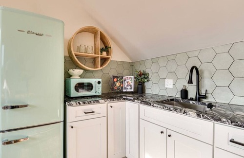 Lockerbie Square Apartment | Skyline View Condo, Best downtown spot, Park FREE!