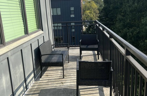 Home Park Apartment | Skyline Views and Sunsets over the Green. Walk to everywhere.