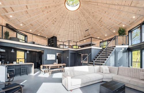 Front Royal Villa | Skyline Yurt: Hot Tub~Wood Stove~WiFi~EVcharger